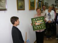 Літературне паломництво у Піски ( художниця України Ніна Саєнко дарує шкільному музею-галереї свою роботу - інкрустацію соломкою.JPG)